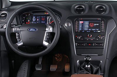 Consola de un ford con el equipo