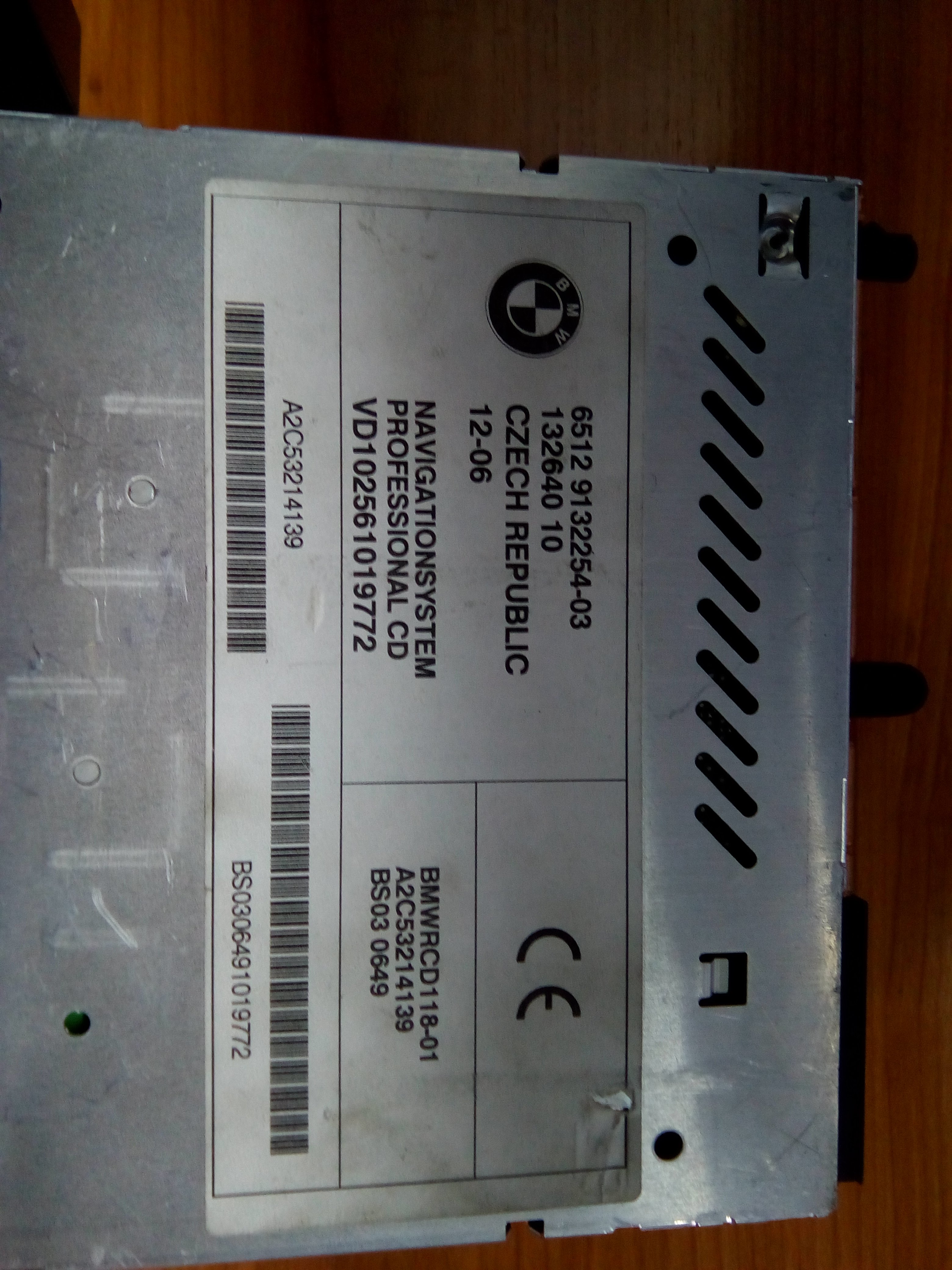 Etiqueta con referencias de la unidad